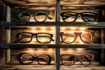 Dall’ingegno di un infermiere è nata una collezione di occhiali artigianali ricavati dagli scarti del legno